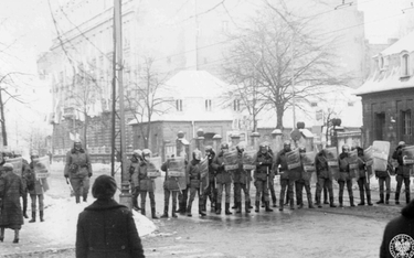 Milicjanci na ulicy w Łodzi w czasie stanu wojennego.