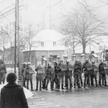 Milicjanci na ulicy w Łodzi w czasie stanu wojennego.