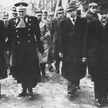 Josip Broz Tito (drugi z lewej) w zniszczonej Warszawie w marcu 1946 roku