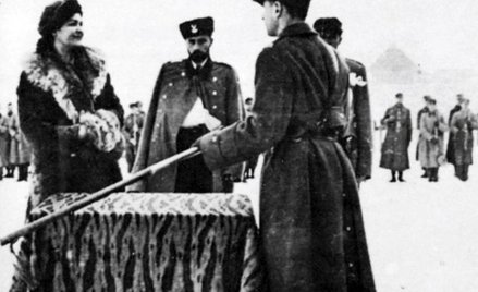 Maria Markiewicz wręcza ppłk. Kiwerskiemu w imieniu ludności powiatu kowelskiego sztandar 27. Wołyńs