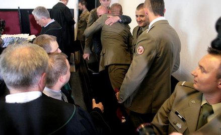 Radość żołnierzy po ogłoszeniu wyroku w sprawie Nangar Khel