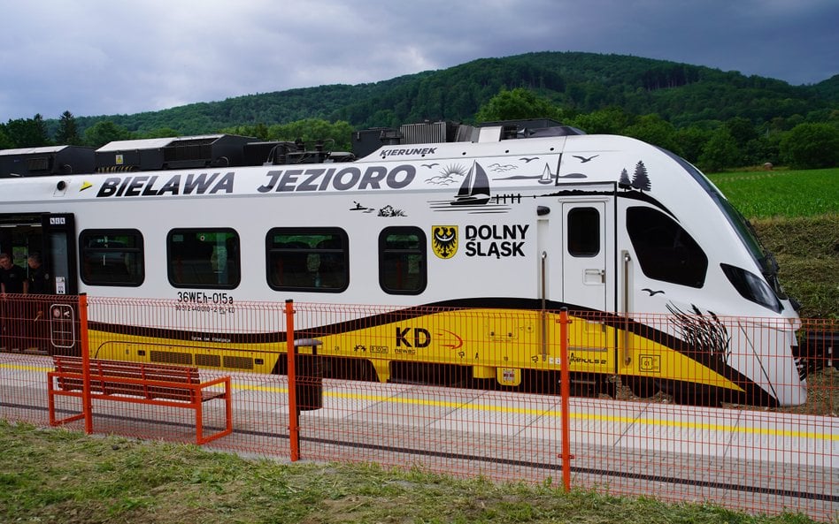 W ramach programu „Dolny Śląsk na dobrych torach” pociągi po 49 latach ponownie dotarły do kolejnych