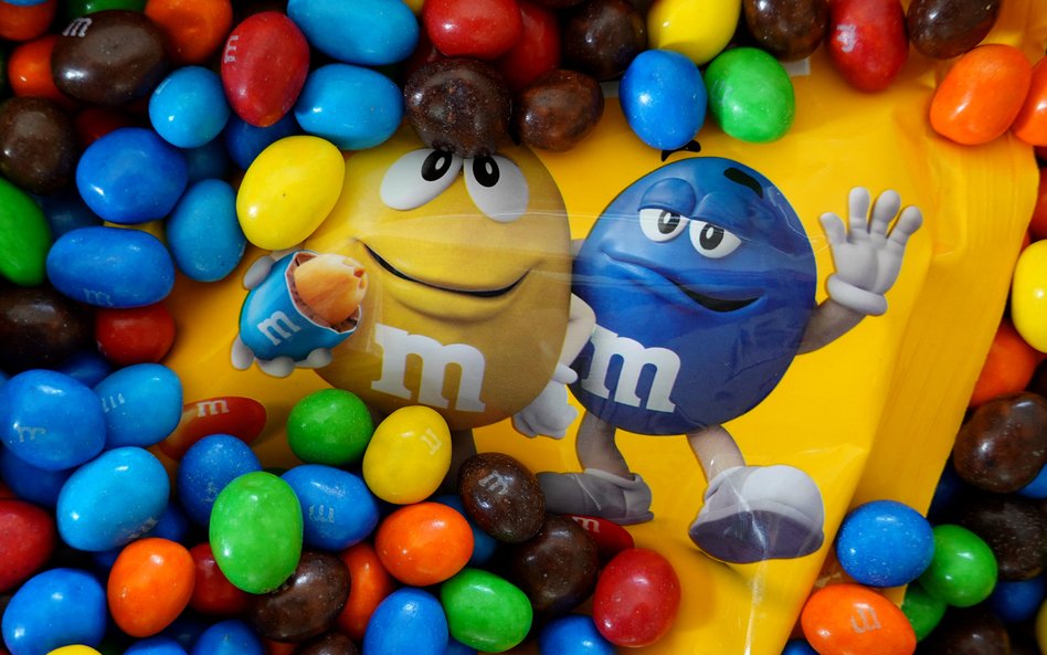 Po fali oburzenia M&M’s wycofuje żeńskie gadające cukierki z reklam. I spotyka się z krytyką