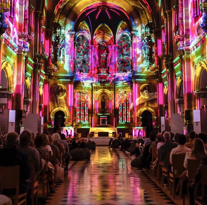 Kościół Ewangelicko-Reformowany w Warszawie pełni w tym projekcie rolę nie tylko przestrzeni, ale ta