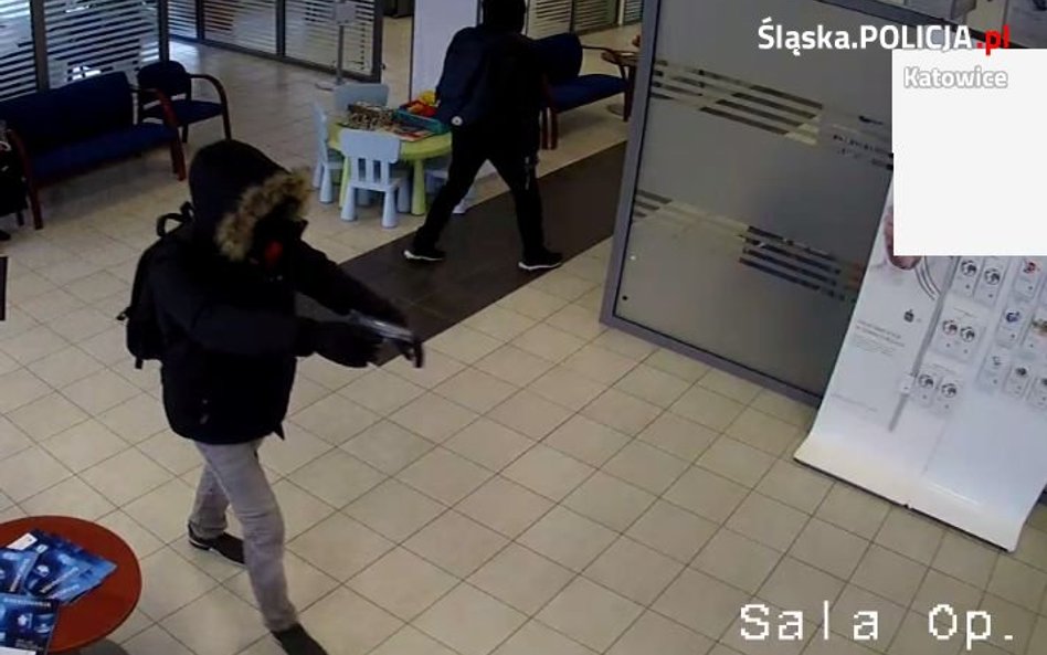 Napad na bank w Katowicach. Policja publikuje nagranie
