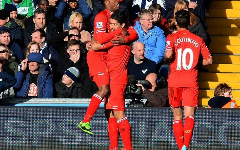 Daniel Sturridge w objęciach Luisa Suareza. Najgroźniejszy duet Premiership w sobotnie popołudnie sp