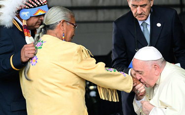 Papież chciał wyjątkowym gestem oddać szacunek Almie Desjarlais, starszej pani, która przeszła przez