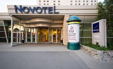 Orbis po półroczu na minusie