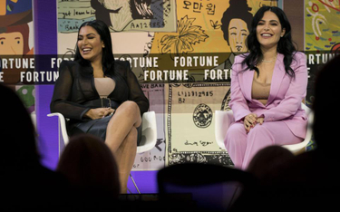 Huda Kattan (z lewej) oraz Mona Kattan na kongresie Fortune's Most Powerful Women