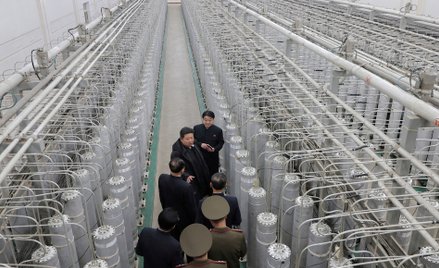 Kim Dzong Un w zakładzie produkcji materiałów jądrowych w nieujawnionym miejscu w Korei Północnej