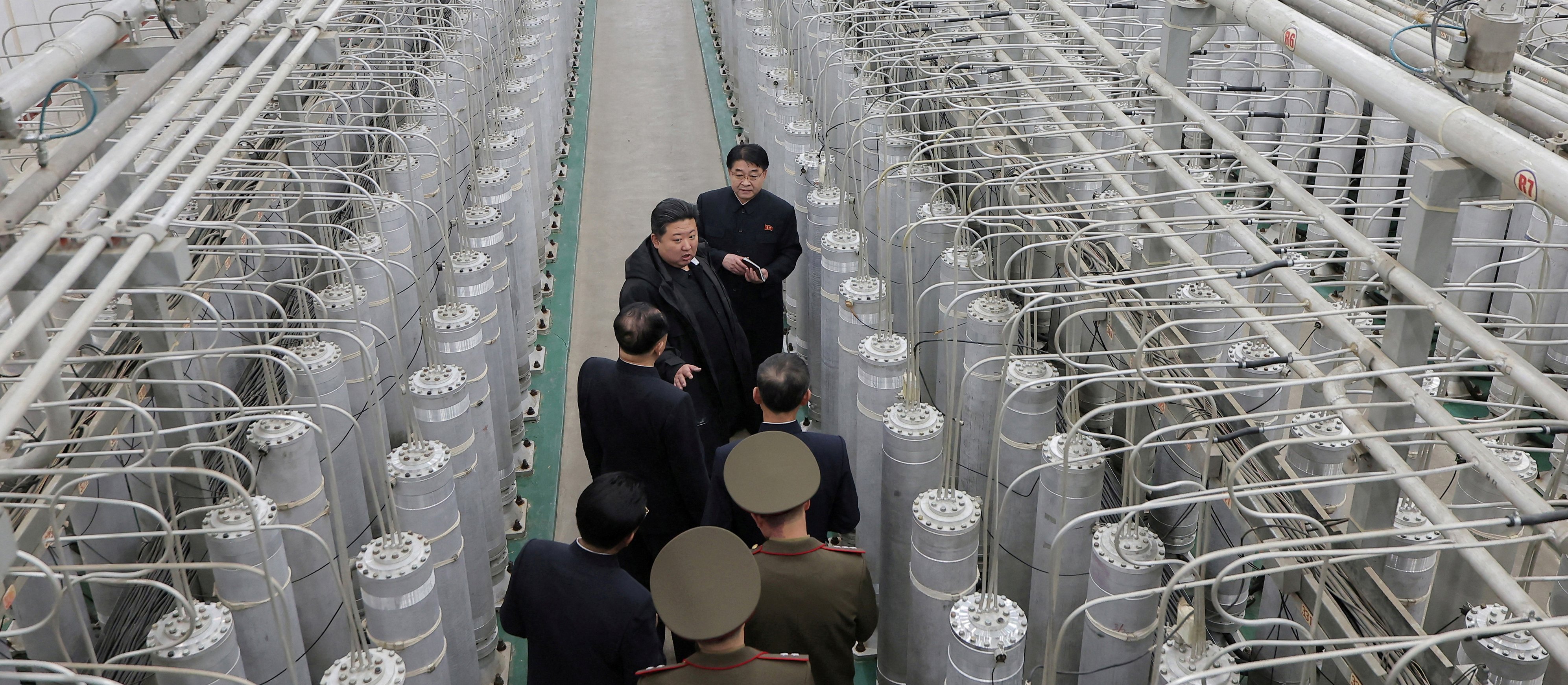 Kim Dzong Un przechadza się między wirówkami. Korea Północna prezentuje światu nowe możliwości