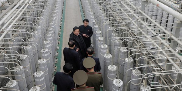 Kim Dzong Un przechadza się między wirówkami. Korea Północna prezentuje światu nowe możliwości