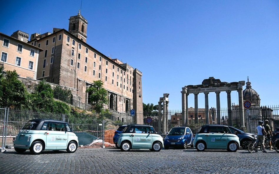 Elektryczne samochody miejskie Fiat Topolino podczas wycieczki po centrum Rzymu