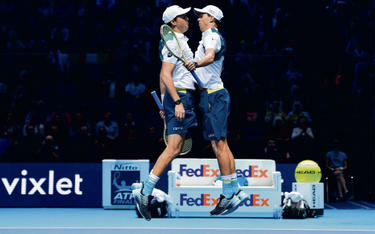 Ten obrazek znają wszyscy kibice tenisa – to znak firmowy braci po wygranym meczu