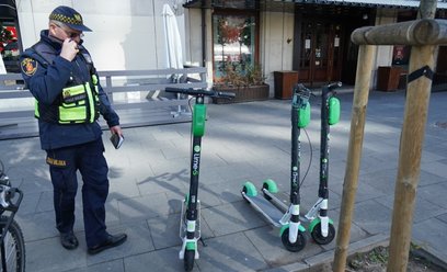 Mimo zakazów osoby korzystające z hulajnóg i rowerów elektrycznych nie zawsze stosują się do obowiąz