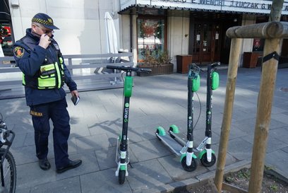 Mieszkańcy wnioskują o montaż fizycznych elementów spowalniających ruch rowerów i hulajnóg w najbard