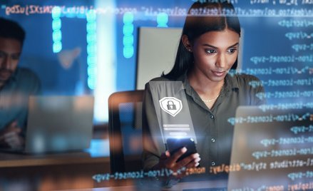 Najsilniej atakowany jest obecnie sektor edukacji i badań, administracja publiczna oraz branża telek