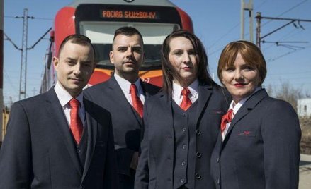 Polregio przebiera kolejarzy