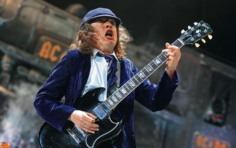 Angus Young, mimo sześćdziesiątki na karku, z każdym utworem grał coraz dynamiczniej