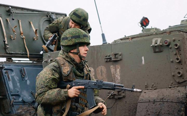 Ćwiczenia rosyjskich żołnierzy na poligonie pod Rostowem, w pobliżu ukraińskiej granicy