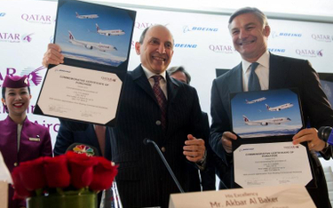 Prezes Qatar Airways Akbar al-Baker (z lewej) sugerował Boeingowi produkowanie modelu 737 z większą 