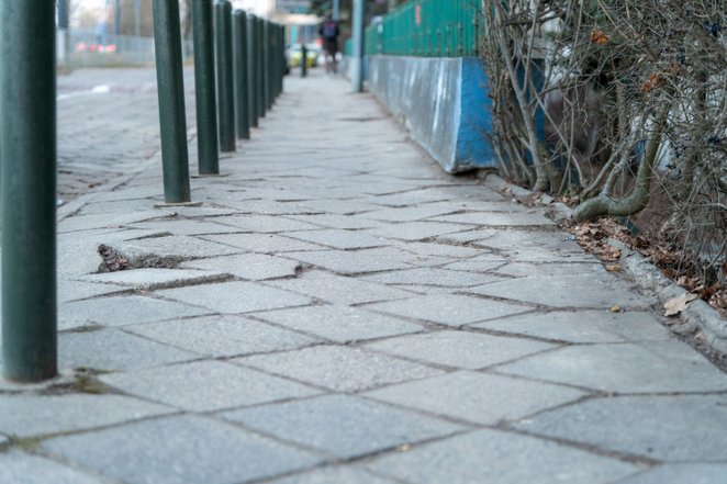 Nową nawierzchnię zyska chodnik, który obecnie składa się z nieestetycznej mieszanki starych płyt i 