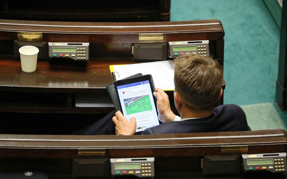 Sondaż: Prywatne profile i skrzynki pocztowe zakazane dla rządu?