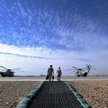 16 lutego 2011. Amerykańscy marines zmierzają w kierunku helikoptera CH-53 w bazie Dwyer w afgańskie