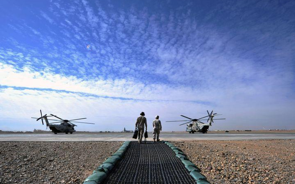 16 lutego 2011. Amerykańscy marines zmierzają w kierunku helikoptera CH-53 w bazie Dwyer w afgańskie