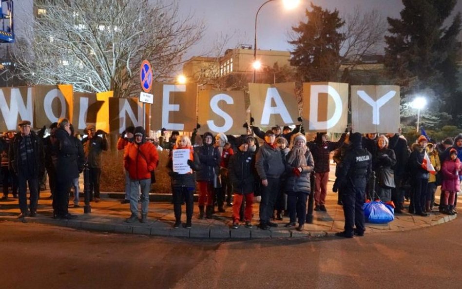 PiS nie zmienia sądowego kursu, ale koryguje wizerunek