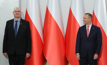 Prezydent RP Karol Nawrocki (P) i prezes Trybunału Konstytucyjnego Bogdan Święczkowski (L)