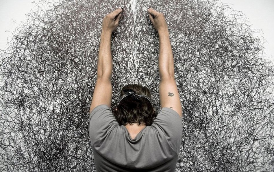 Tony Orrico, Penwald: 4: unison symmetry standing (Dance Theater Workshop, New York, NY) 2010. Fot. 