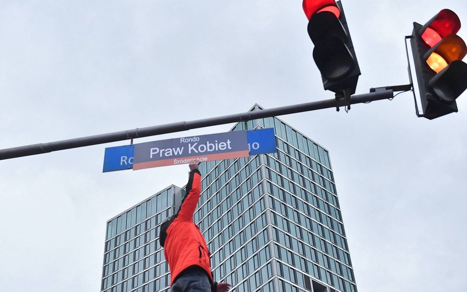 Zmiana nazwy warszawskiego ronda Romana Dmowskiego na Rondo Praw Kobiet w ramach demonstracji pod ha