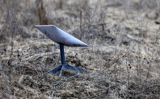 System internetu satelitarnego Starlink używany przez Ukrainę w pobliżu miasta Bachmut