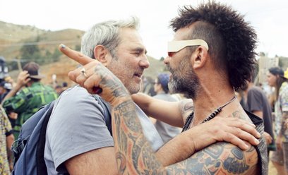 Sergi López (z lewej) jako Luis w filmie „Sirât”