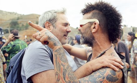 Sergi López (z lewej) jako Luis w filmie „Sirât”