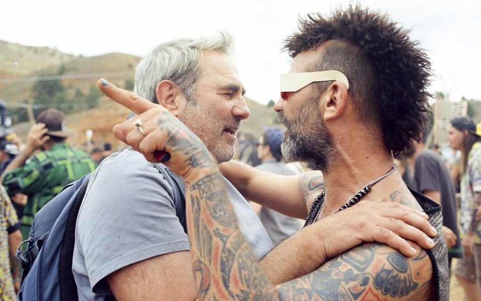 Sergi López (z lewej) jako Luis w filmie „Sirât”