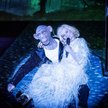 „Elisabeth Costello" z Nowego Teatru. Na zdjęciu Andrzej Chyra (jako Czerwony Piotruś) i Magda Ciele