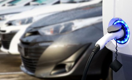 Obowiązek instalacji punktów ładowania pojazdów elektrycznych w budynkach