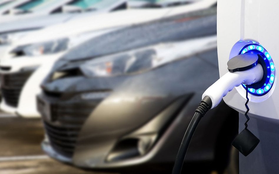 Obowiązek instalacji punktów ładowania pojazdów elektrycznych w budynkach