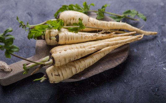 Tani pasternak jest sprzedawany jako droga pietruszka