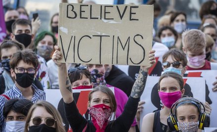 Manifestacja przeciwników wypowiedzenia konwencji stambulskiej w Warszawie.