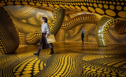Wystawa japońskiej artystki Yayoi Kusamy w muzeum sztuki Fundacja Beyeler w Riehen w Szwajcarii. Mot