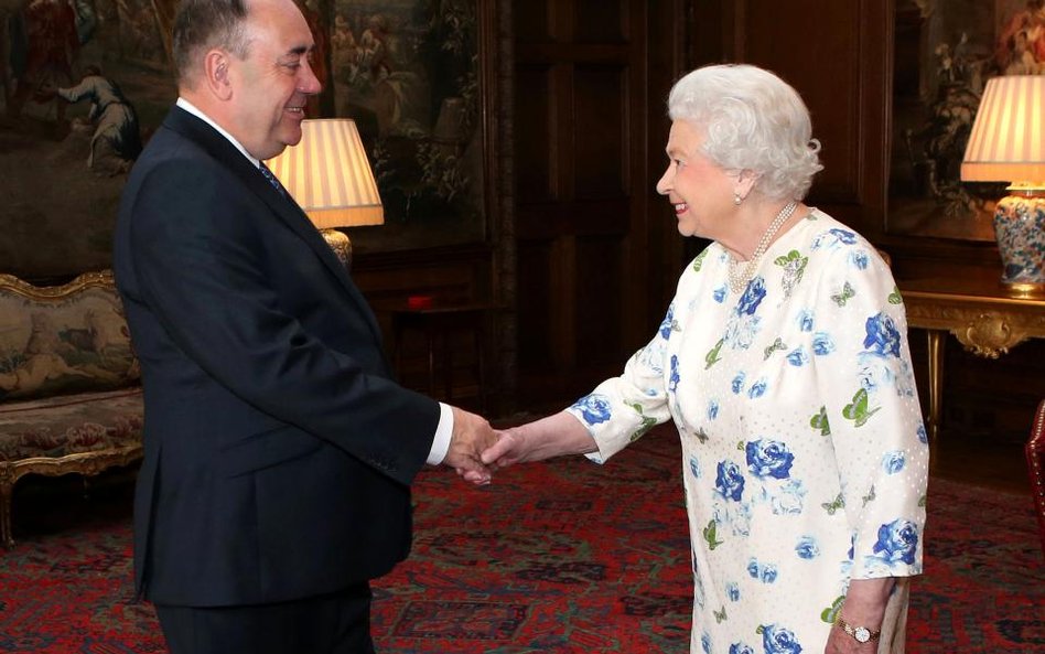 Separatystyczny premier Szkocji Alex Salmond i Królowa Elżbieta