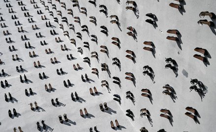 Upamiętniono zamordowane kobiety. Setki szpilek na budynkach