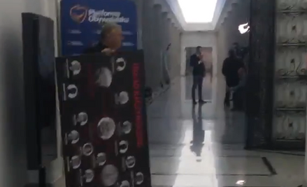 Sejm: Marek Suski zabrał tablicę z "układem Kaczyńskiego"