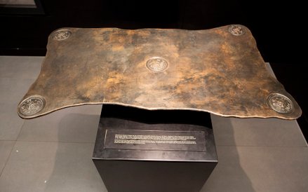 Replika miedzianej, 20-kilogramowej płyty, pełniącej rolę pieniądza w XVII-wiecznej Szwecji. Niewygo