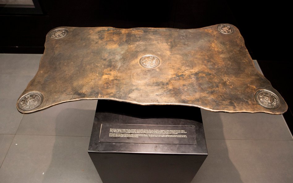 Replika miedzianej, 20-kilogramowej płyty, pełniącej rolę pieniądza w XVII-wiecznej Szwecji. Niewygo