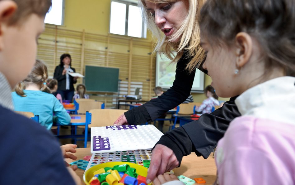 Pieniądze dla nauczycieli. Podwyżki tak, więcej pracy nie