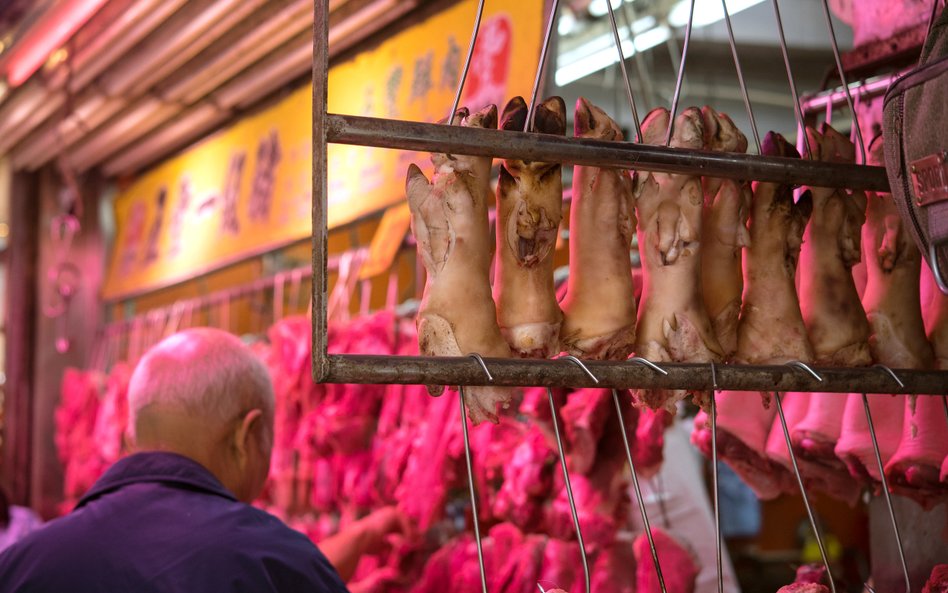 Nogi wieprzowe na sprzedaż na targu w Hongkongu.